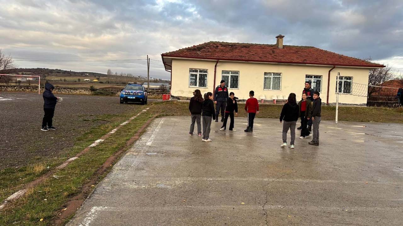Akdağmadeni’nde Jandarma Ortaokul Çevresinde Kuş Uçurtmadı