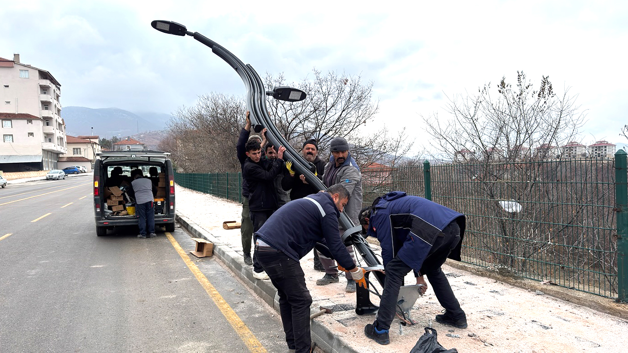 Aydıncık’ta Cadde Düzenlemesi Başladı: Modern Aydınlatma Direkleriyle İlçe Renkleniyor
