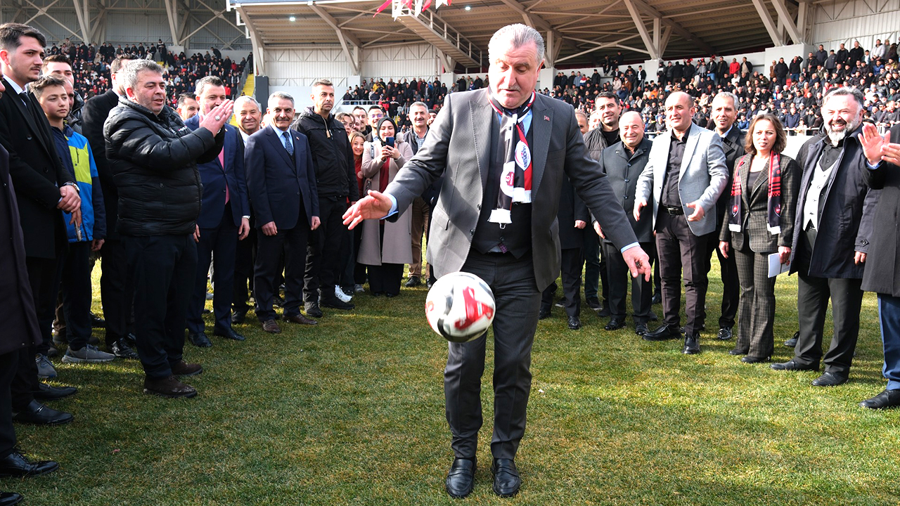 Gençlik ve Spor Bakanı Osman Aşkın Bak’a Stadyum Açılışında Top Şoku