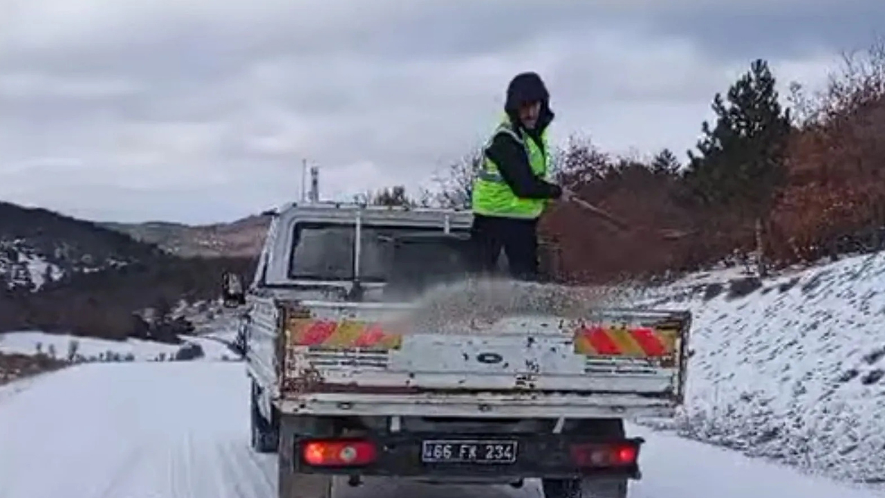 Yozgat’ta Köy Yollarında Tuzlama Çalışmaları Aralıksız Sürüyor