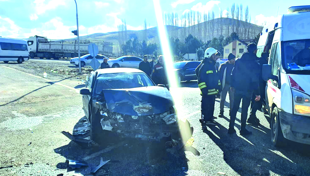 Yozgat Ankara Karayolunda Kaza: Şefaatli Yol Ayrımında 5 Kişi Yaralandı