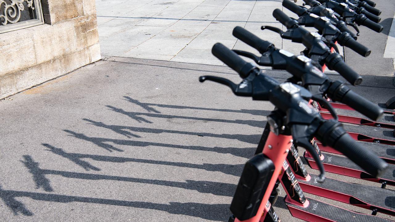 Elektrikli Scooterlar İçin Yeni Dönem: Anlık Konum ve Yerli Üretim Şartı Geliyor
