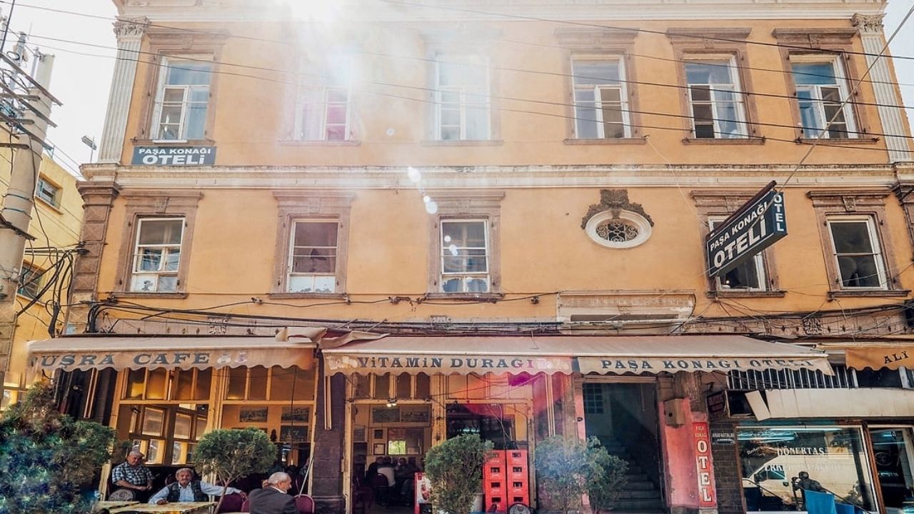 İzmirli Emekliler Günübirlik Otel Odalarında Hayatlarını Sürdürmeye Çalışıyor