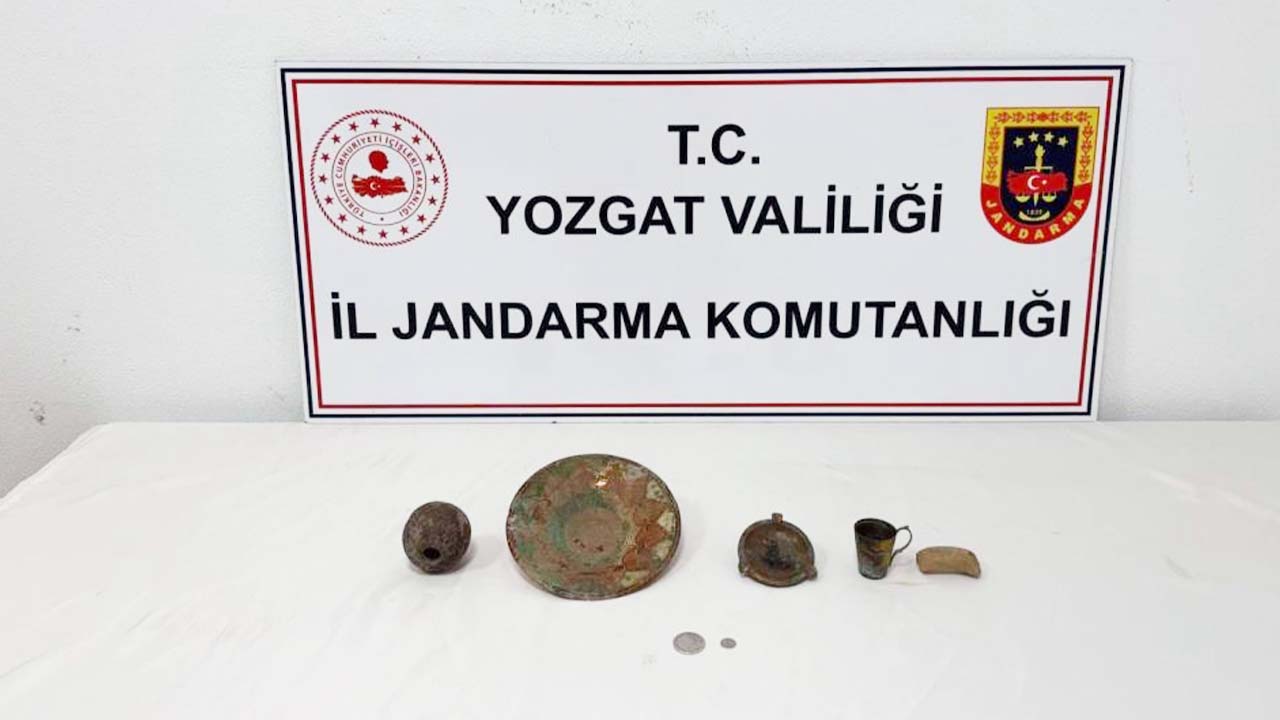 Akdağmadeni’nde Şüpheli Araçtan Tarih Fışkırdı: Çok Sayıda Obje Ele Geçirildi