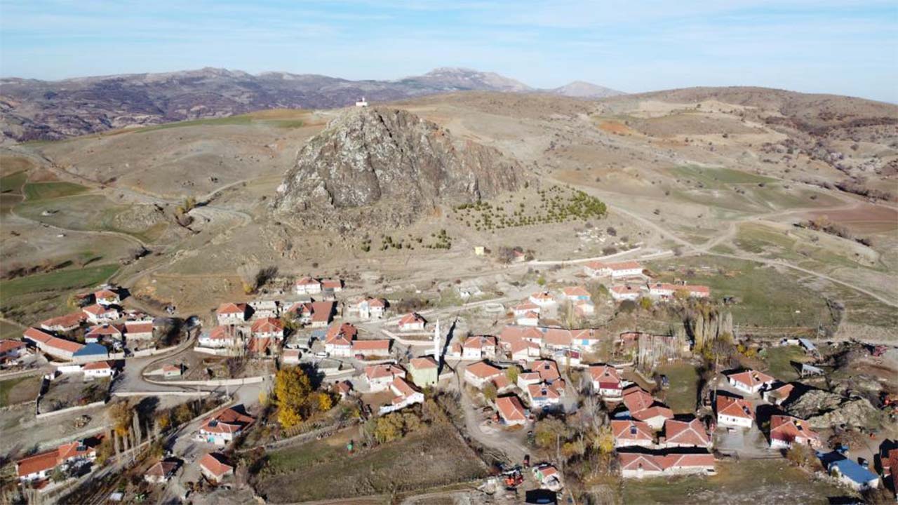 Yozgat’ın Akçakale Kalesi Tarihi ve Manzarasıyla Turistleri Çekiyor