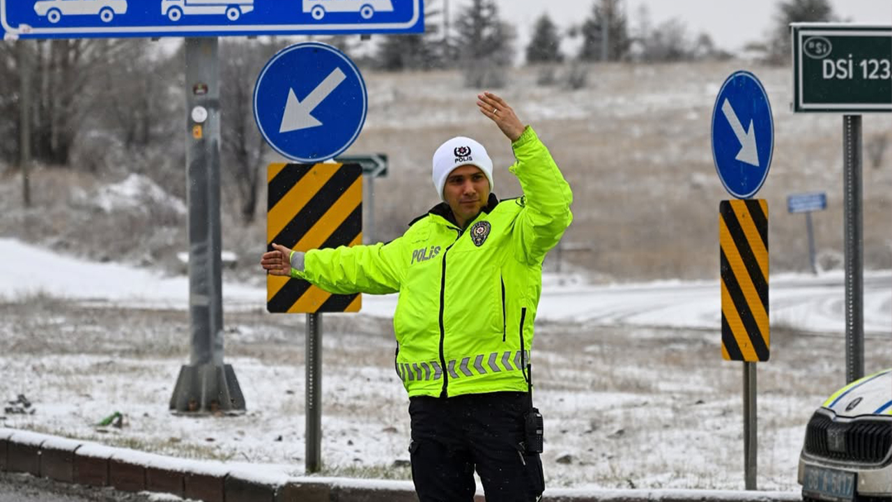 Yozgat’ta Kar Yağışıyla Trafik Güvenliği İçin Emniyet Ekipleri Sahada