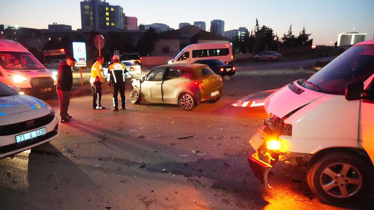 Yozgat’ın Komşusunda Minibüs ile Otomobil Kafa Kafaya Çarpıştı: 2 Yaralı