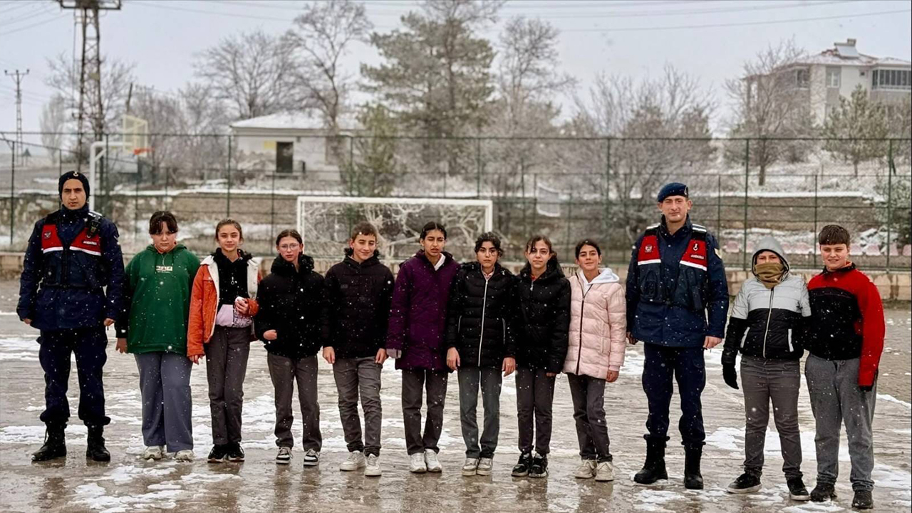 Yenifakılı’da Okul Çevresinde Jandarmadan Güvenlik Denetimi