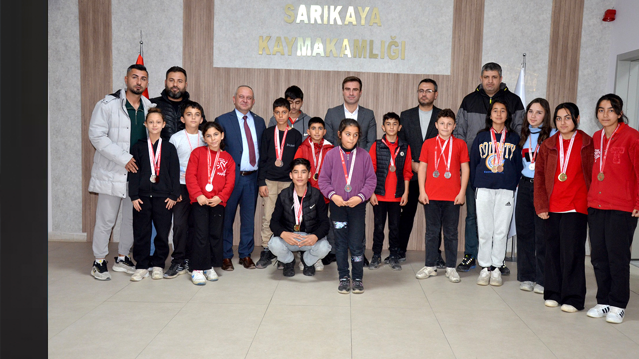 Sarıkayalı Öğrencilerden Bilek Güreşinde Büyük Başarı: Kaymakam Demirkıran’a Ziyaret