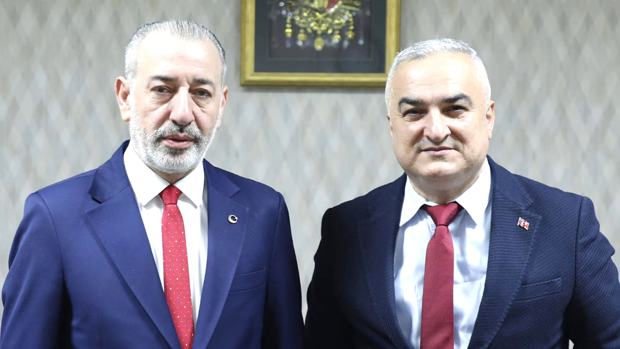 Türkmen Bakan Aydın Maruf’tan Kırmızı Kravat Soruna Duygulandıran Yanıt