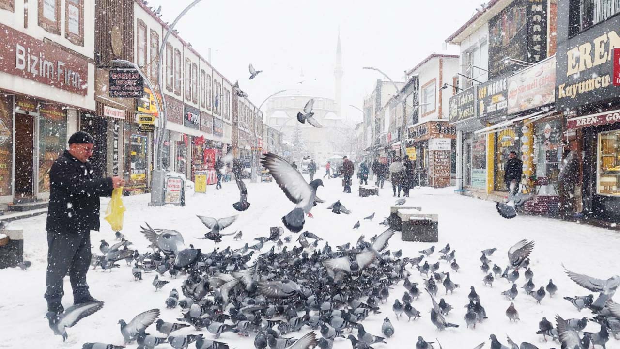 Yozgat’ta Kar Etkisini Artırdı: Kartpostallık Görüntüler Büyüledi!