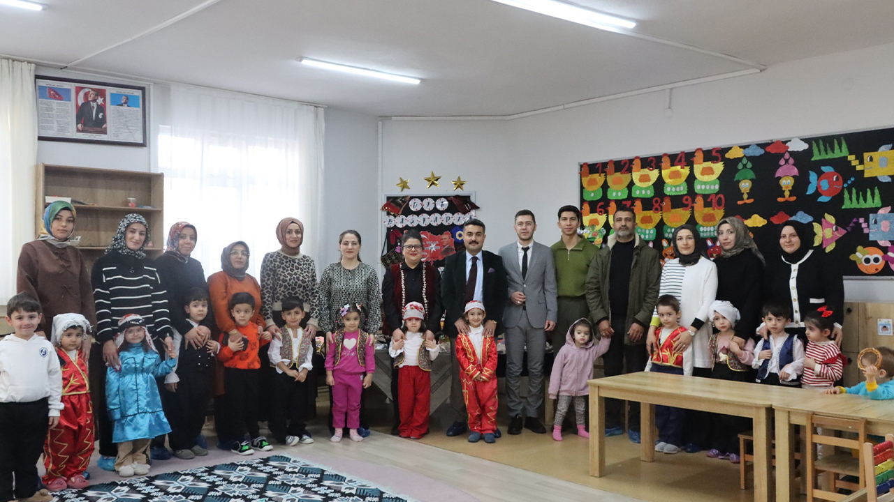 Yozgatlı Müdürden Öğrencilere Süt ve Simit İkramı