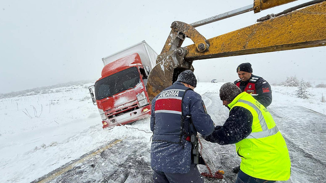 Yozgat’ta Jandarma ve Özel İdare Ekipleri Kar Mesaisinde