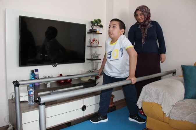 Fedakar anne engelli oğlunun yürümesi için mücadele veriyor