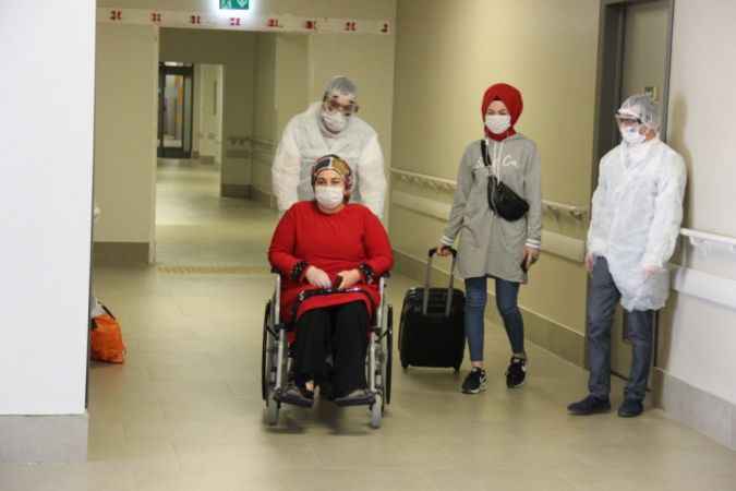 Yozgat’ta korona virüsü yenen hasta alkışlarla taburcu oldu