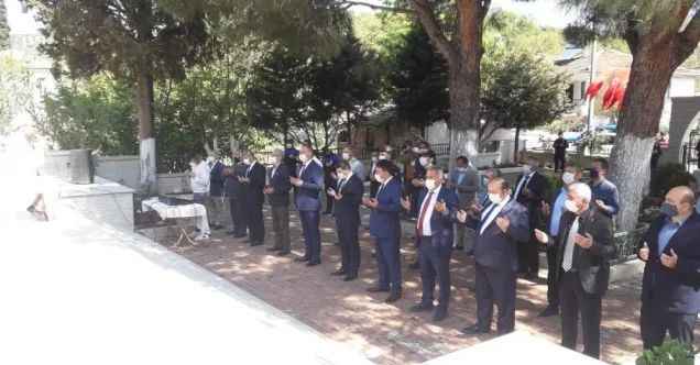 Maskeli ve sosyal mesafeli anma töreni