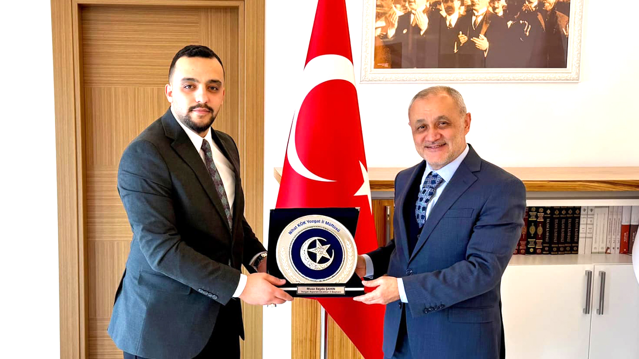 Yozgat Alperen Ocakları İl Başkanı Şahin'den Müftü Kök'e Plaket