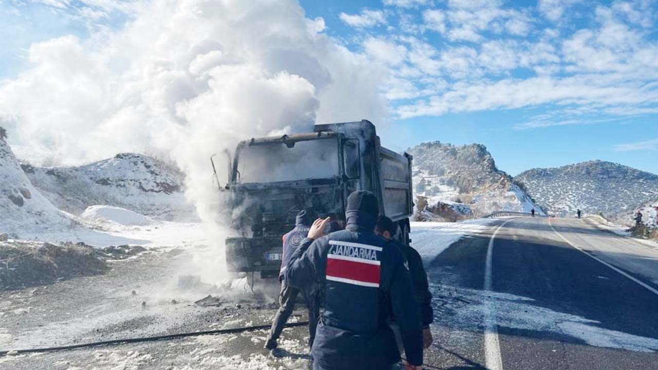Yozgat’ta Seyir Halindeki Kamyon Alev Topuna Döndü