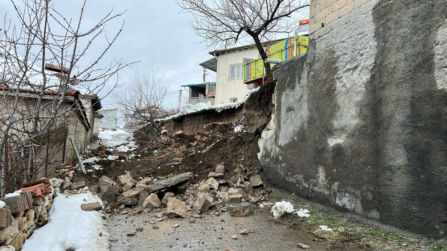 Çayıralan’da Bahçe Duvarı Çöktü: Jandarma Ekipleri Hızla Müdahale Etti