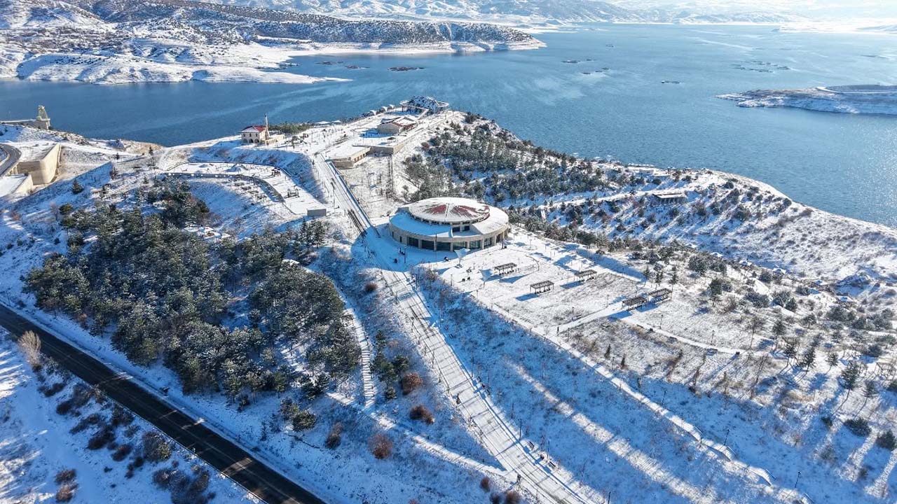 Kar Yağışı Çekerek’i Beyaza Boyadı, Ortaya Eşsiz Manzaralar Çıktı