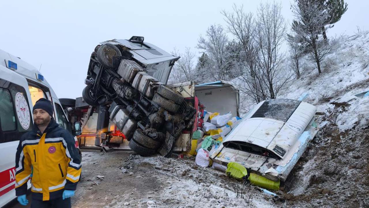 Yozgat’ın Komşusunda Buzlanan Yolda Tır Devrildi: 1 Yaralı