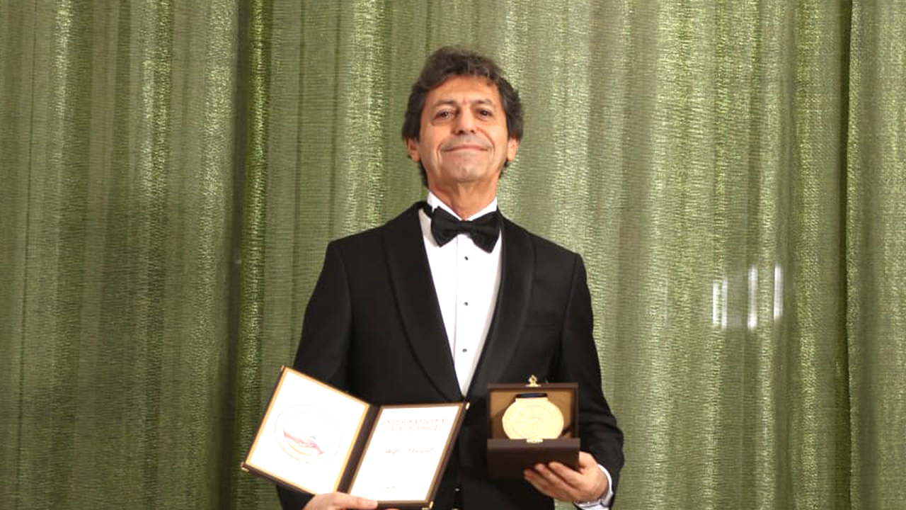 Dünyaca Ünlü Yazar Akif Manaf’a Uluslararası Barış Ödülü