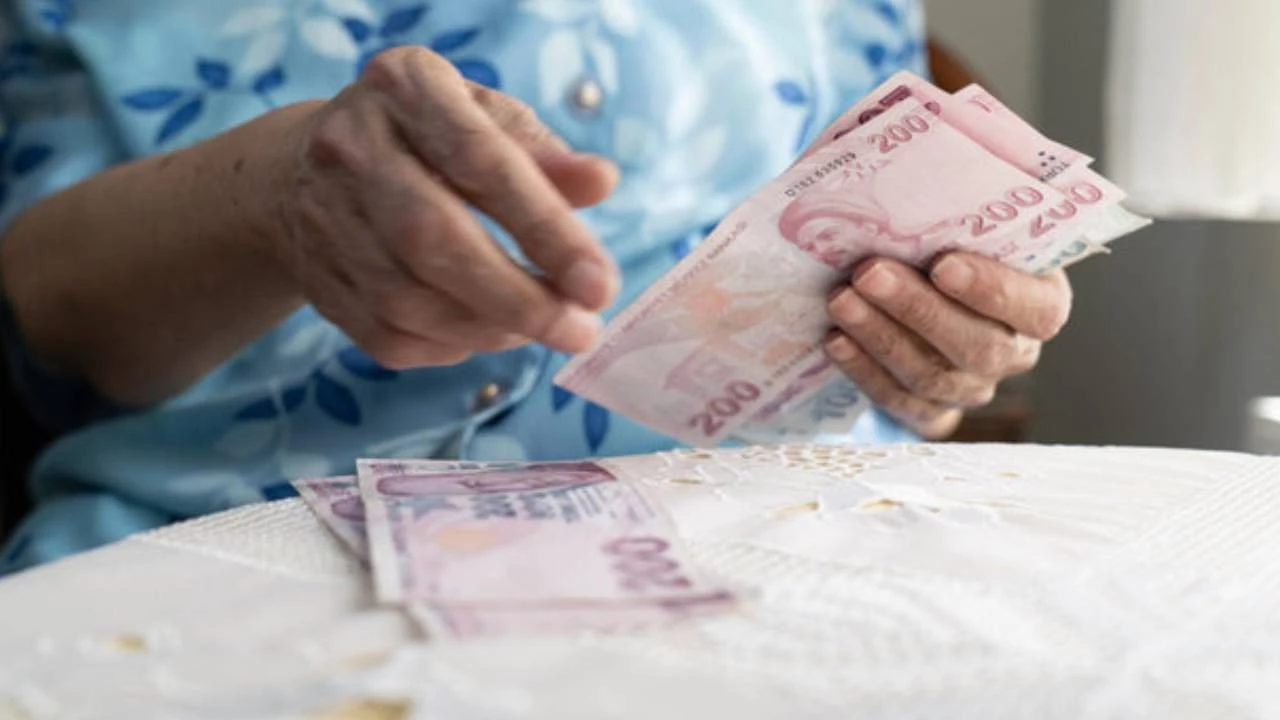 Emekli ve Memur Maaş Zammında Geri Sayım: Enflasyon Tahminlerine Göre Kim Ne Kadar Alacak?