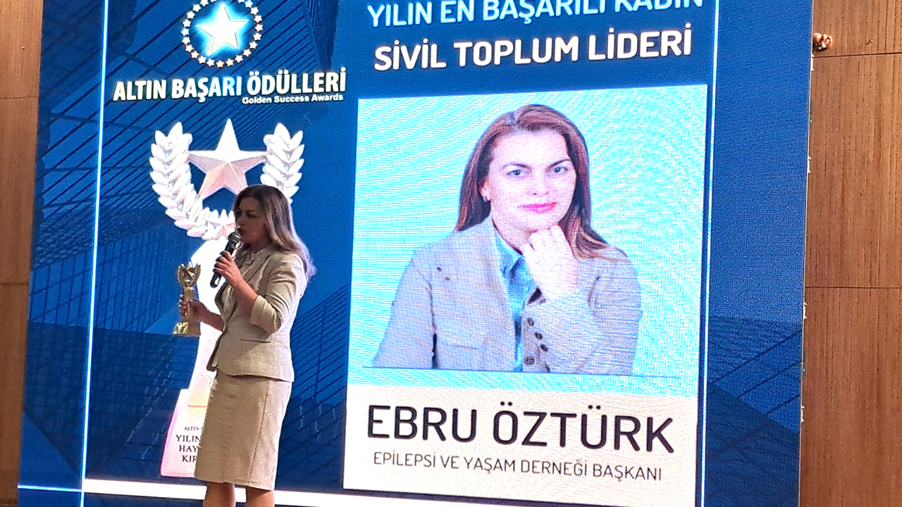Yazar Ebru Öztürk En Başarılı Kadın STK Başkanı Ödülünü Aldı
