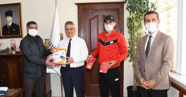 TÜFAD’dan protokol üyelerine spor malzemesi