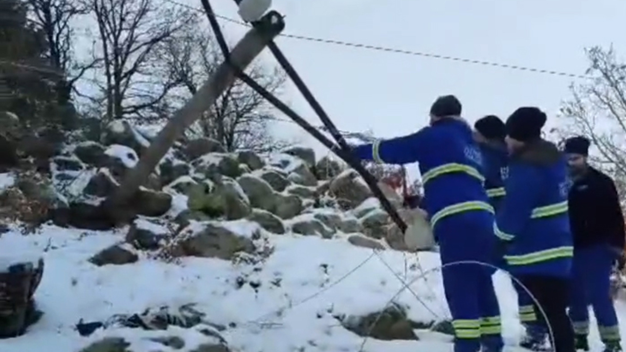 Yozgat'ta Fırtına Elektrik Direğini Devirdi