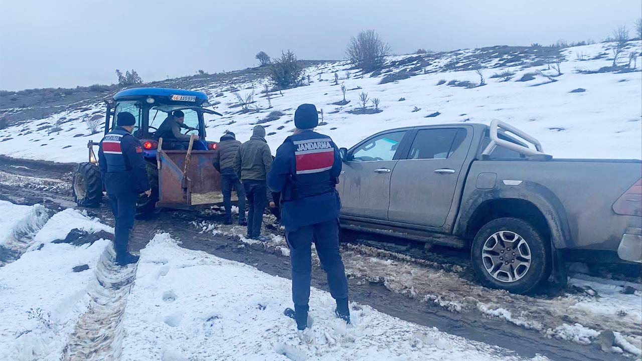 Yozgat’ta Karla Mücadele: Jandarma Mahsur Kalan Araçları Kurtardı