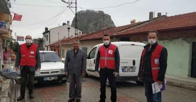 Afyonkarahisar’da Kızılay yağmur çamur demeden yardımları ulaştırıyor