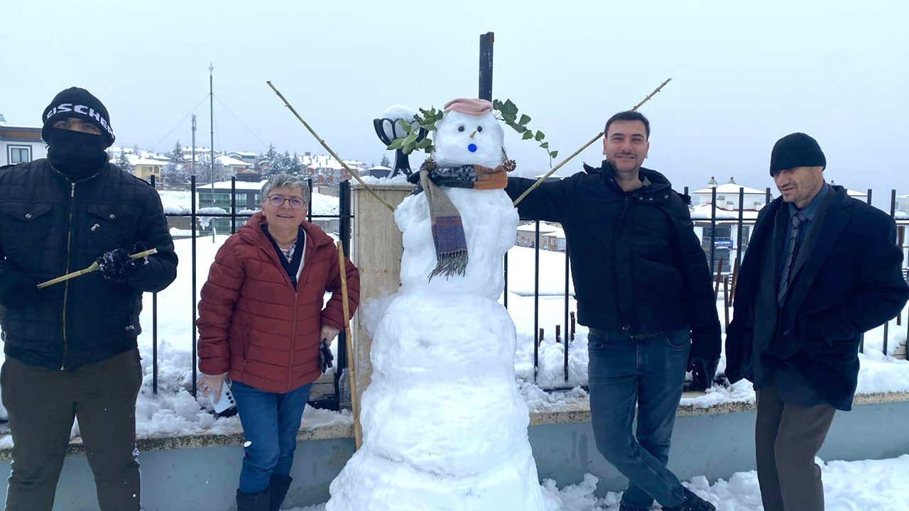 Yozgat’ta Özel Bireylerden Kış Etkinliği: Kardan Adam Yaparak Sosyalleştiler