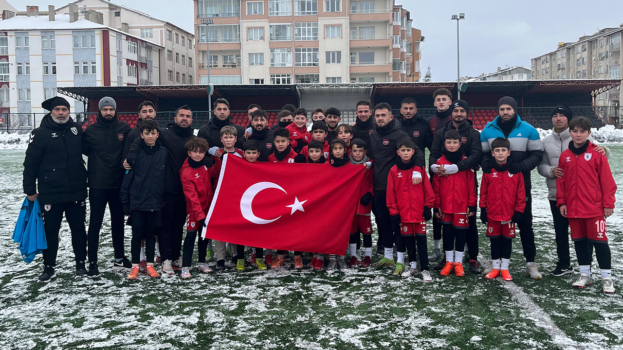 Yozgat'ta Sahada Rakip Bayrak Altında Tek Yürek Oldular