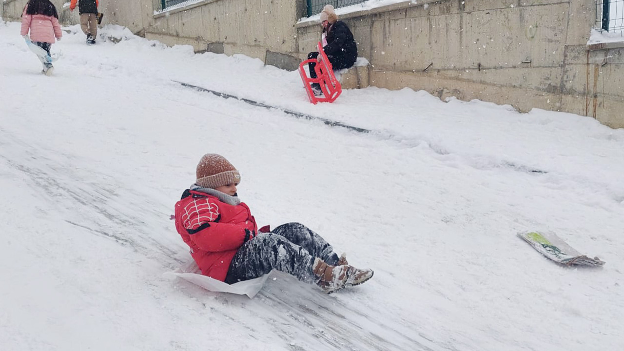 Yozgat’ta kar yağışı eğlenceye dönüştü