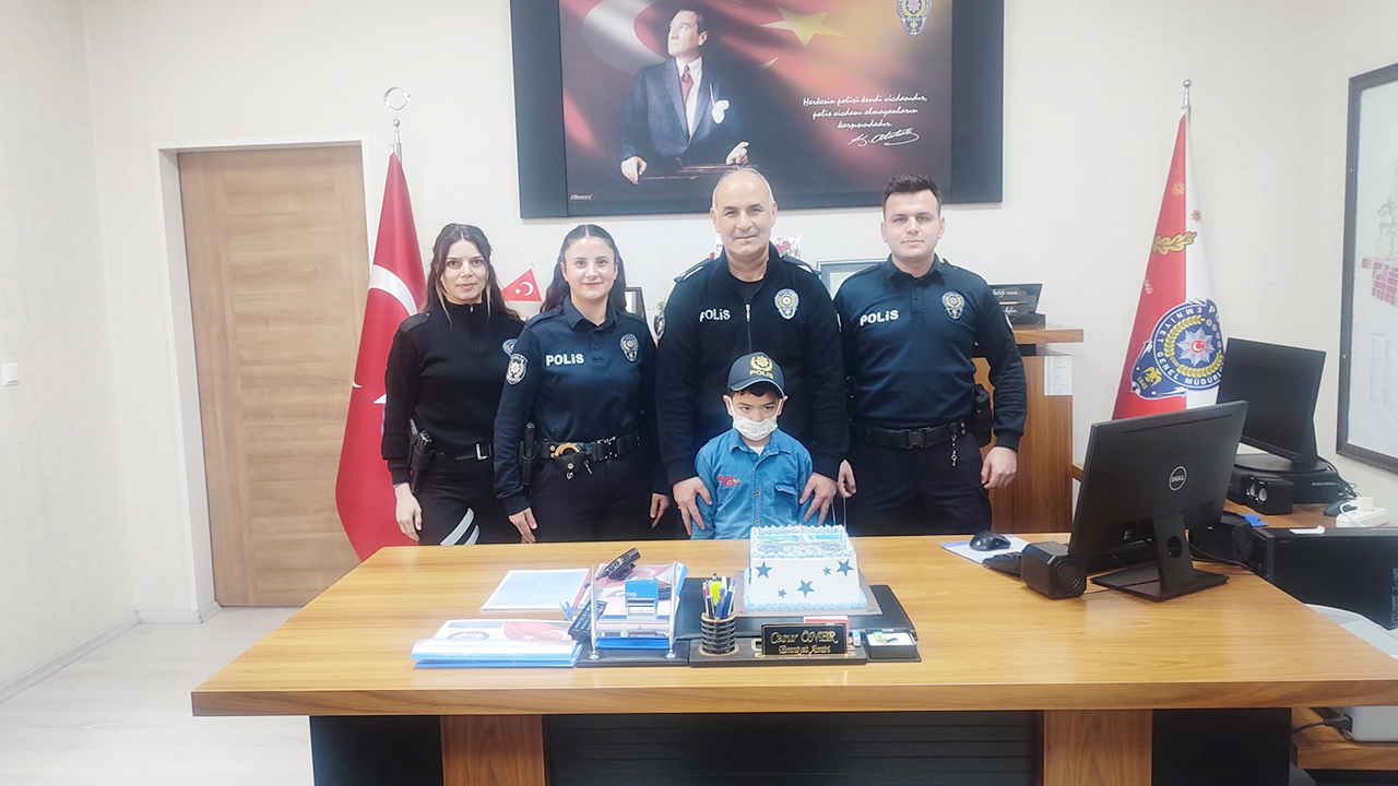 Yozgatlı minik Ahmet lösemiyi yendi, polis ağabeylerini ziyaret etti!