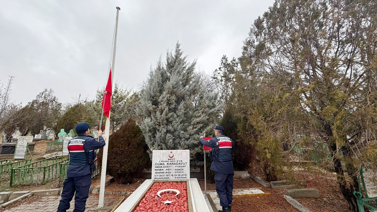 Yozgat’ta Şehit Kabirlerine Anlamlı Ziyaret: Jandarmadan Bayrak Yenileme ve Bakım Çalışması
