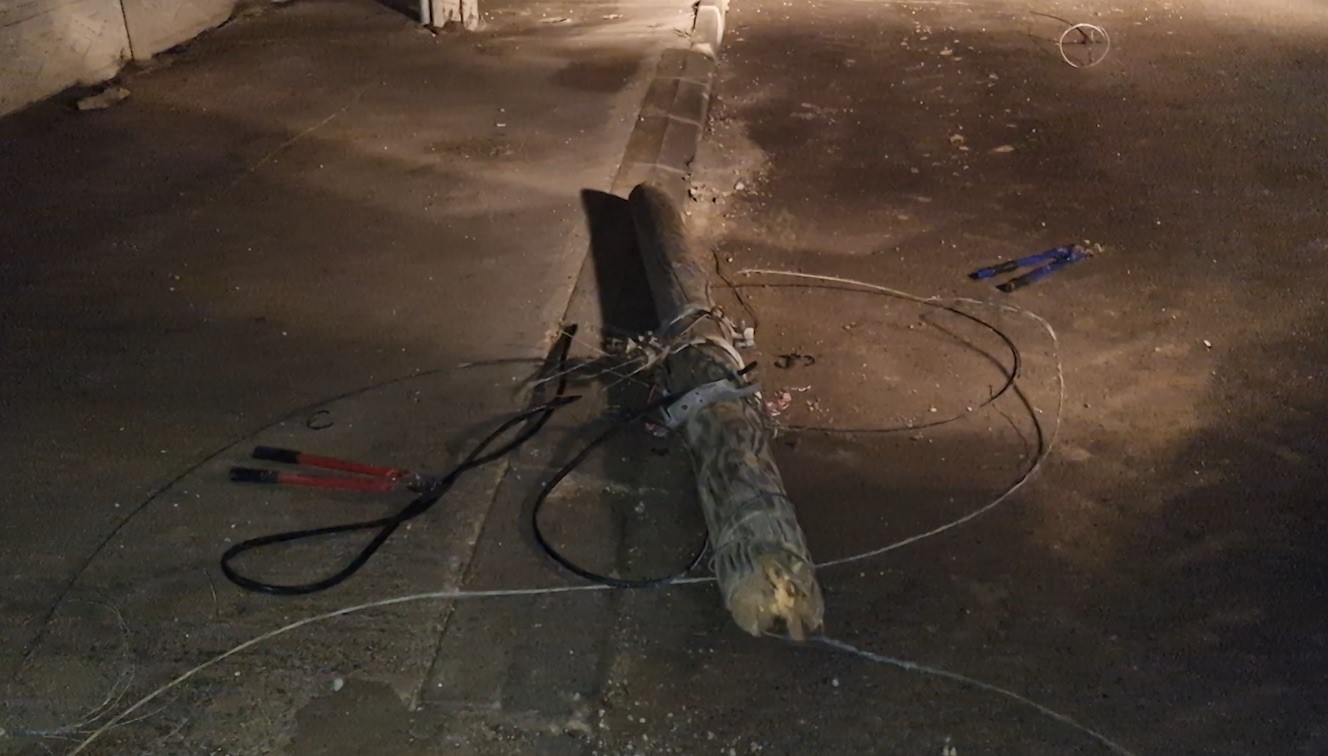 Elektrik ve Telefon Hatlarını Kopardı