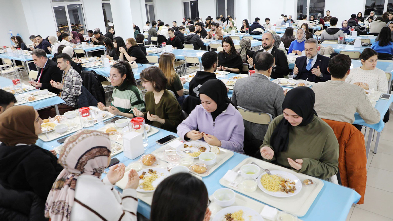 Yozgat Bozok Üniversitesi’nde Ramazan Bereketi: Rektör Prof. Dr. Evren Yaşar Öğrencilerle İftarda Buluştu