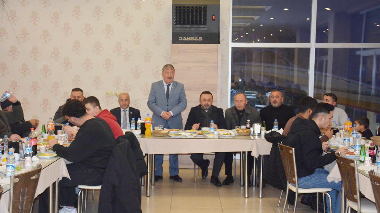 Akdağmadeni’nde Dev İftar: Mehmet Erkekli Üyeleriyle Gönül Sofrasında Buluştu!