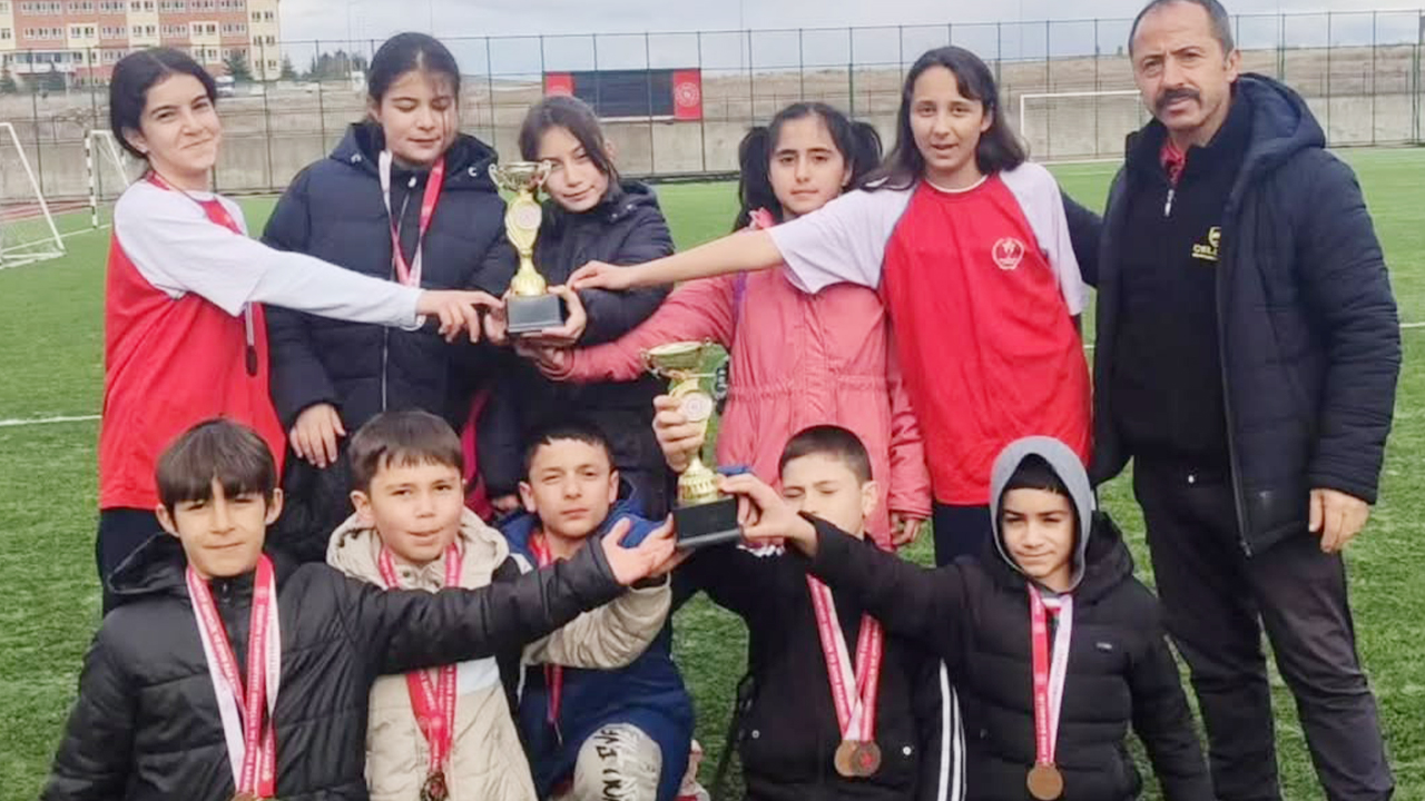 Çayıralan’da Atletizm Gururu: Şehit Yarbay Yusuf Turgut Ortaokulu İl Dereceleriyle Döndü