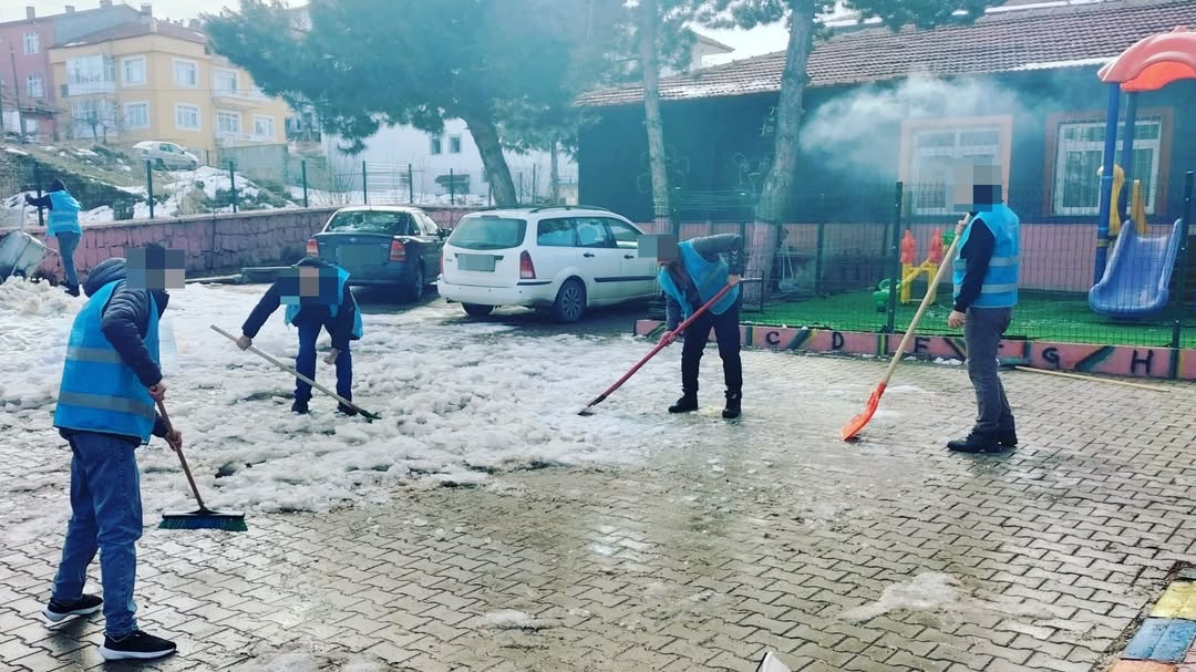 Yozgat’ta Tatili Boş Geçirmeyen Okullar: Demir Parmaklıklardan Gelen Temizlik