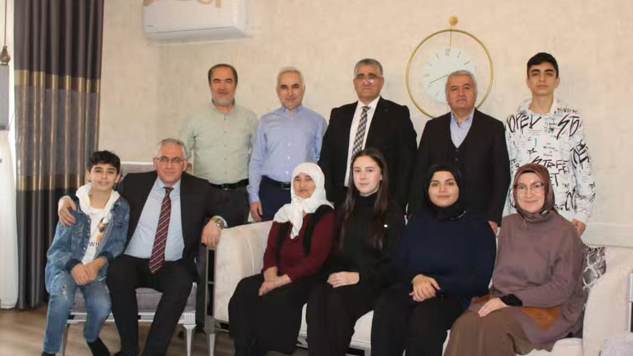 Çubuk Fen Lisesi’nden Hayırsever Hasanali Bostan’ın Eşi Meliha Bostan’a Anlamlı Ziyaret