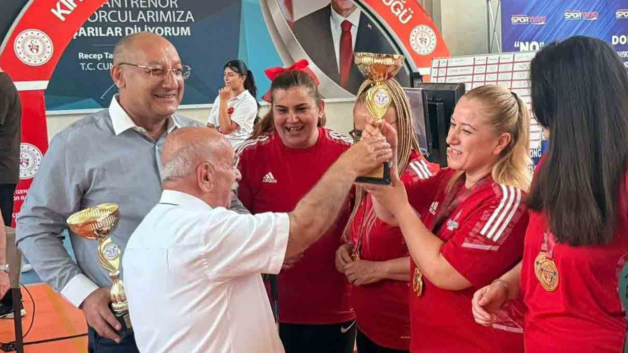 Görmedikleri dünyanın şampiyonu oldular, alkışları aldılar!