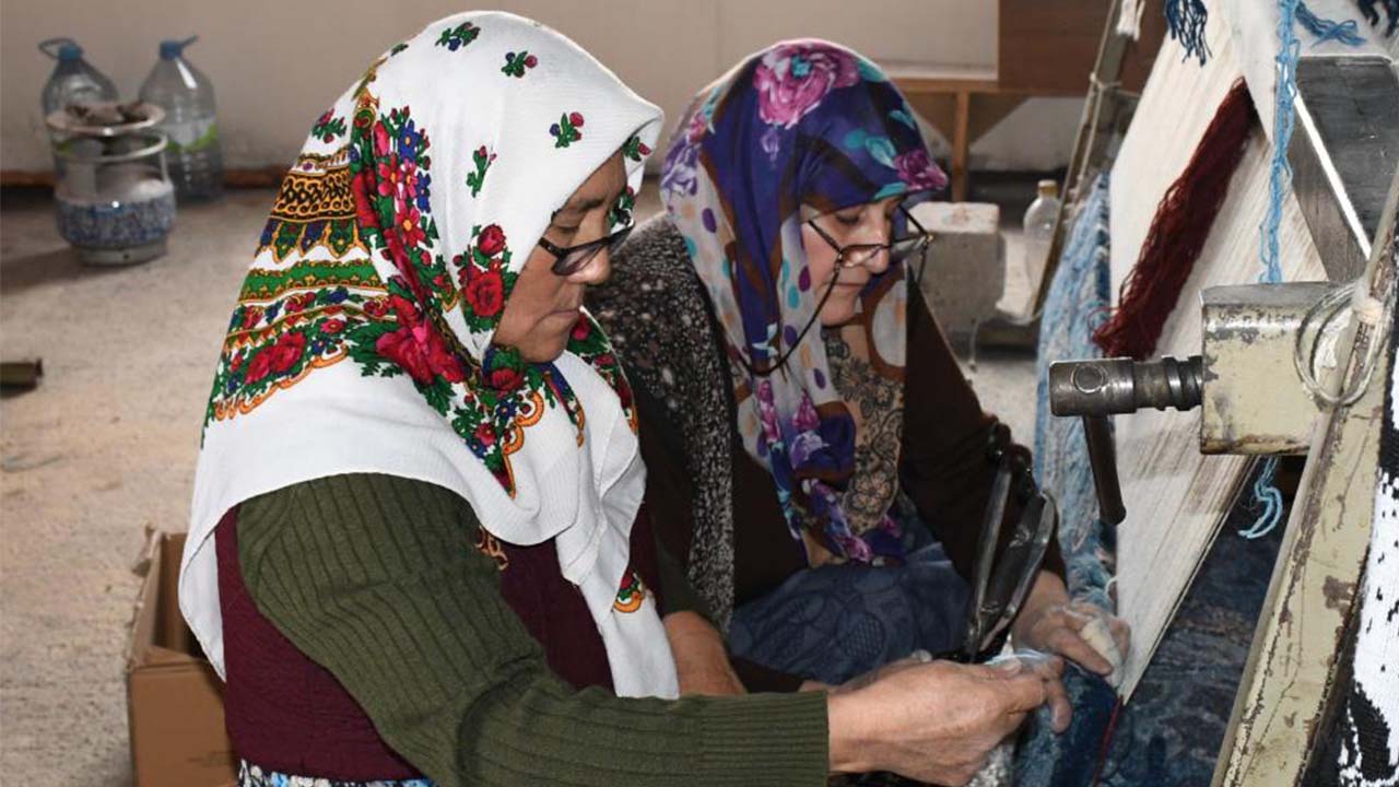 El Emeği Göz Nuru: Yozgat’ta Kırgız Kadınları Kültürlerini Halıya Dokuyor