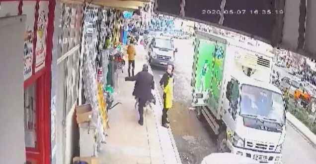 Kaldırımda duran hamile köpeğe tekme attı