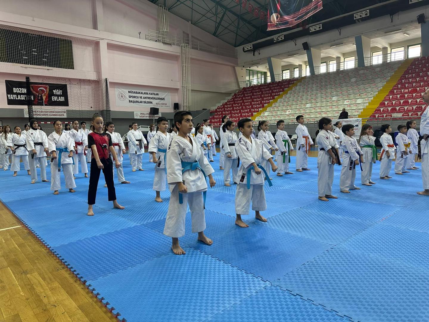 Yozgat’ta Karate Kuşak Sınavı Heyecanı: Geleceğin Şampiyonları Bir Üst Seviyeye Yükseldi