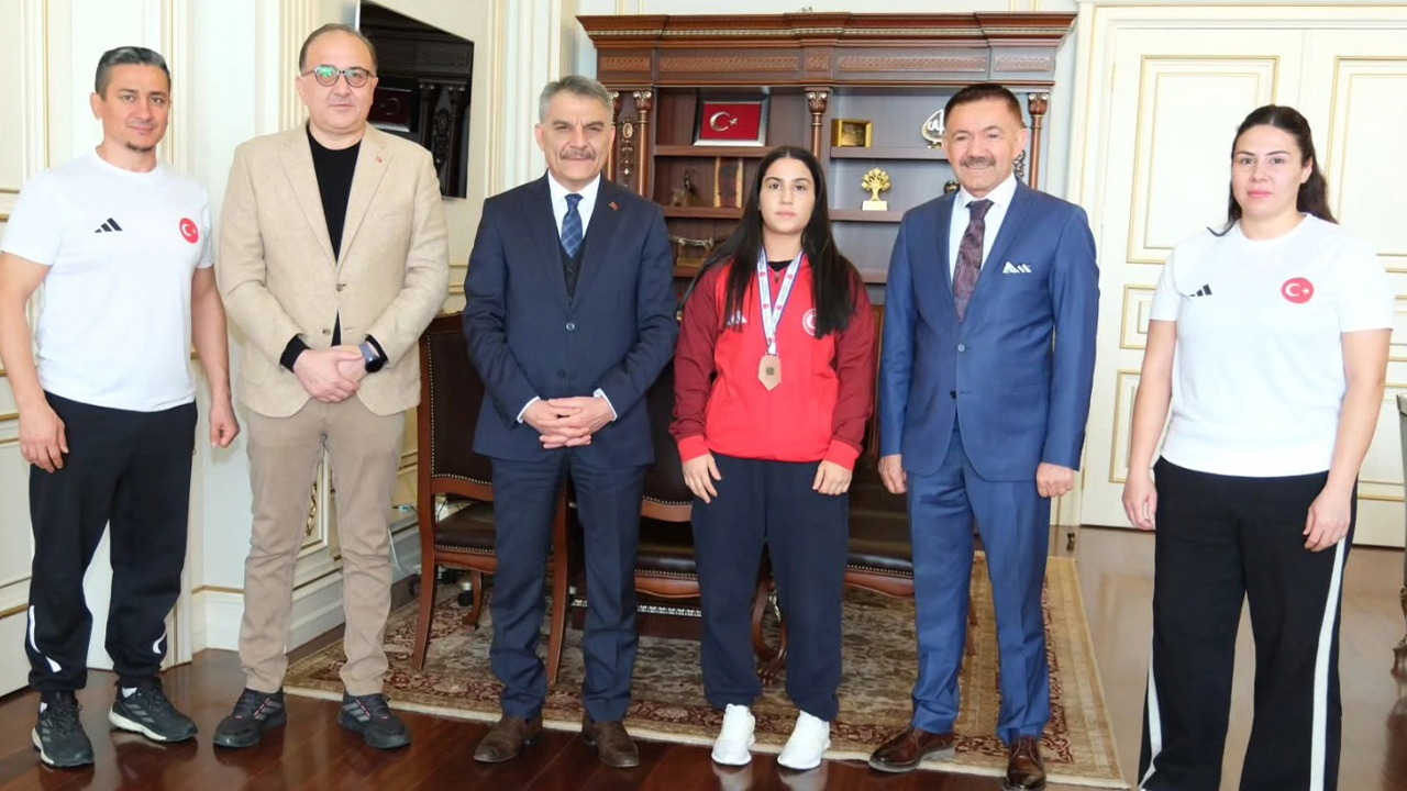 Yozgat Valisi Mehmet Ali Özkan Milli Güreşçiyı Tebrik Etti