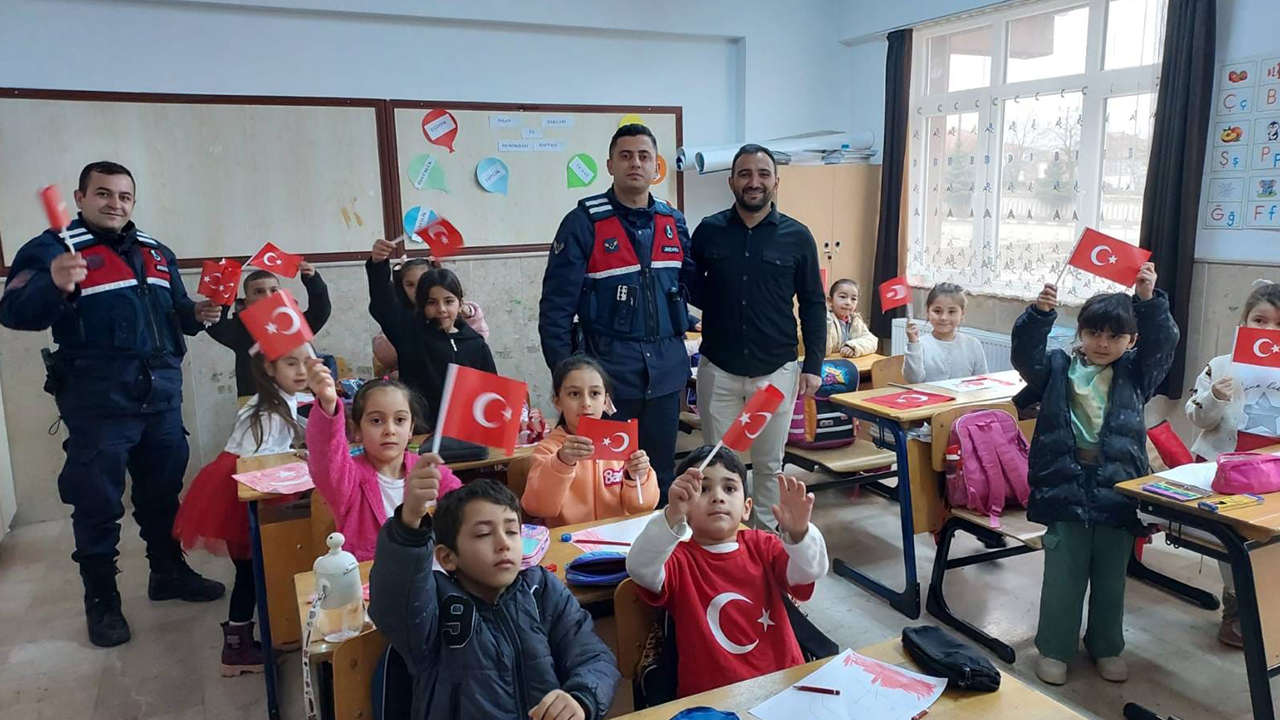 Saraykent’te Jandarmadan Öğrencilere Türk Bayrağı Hediyesi