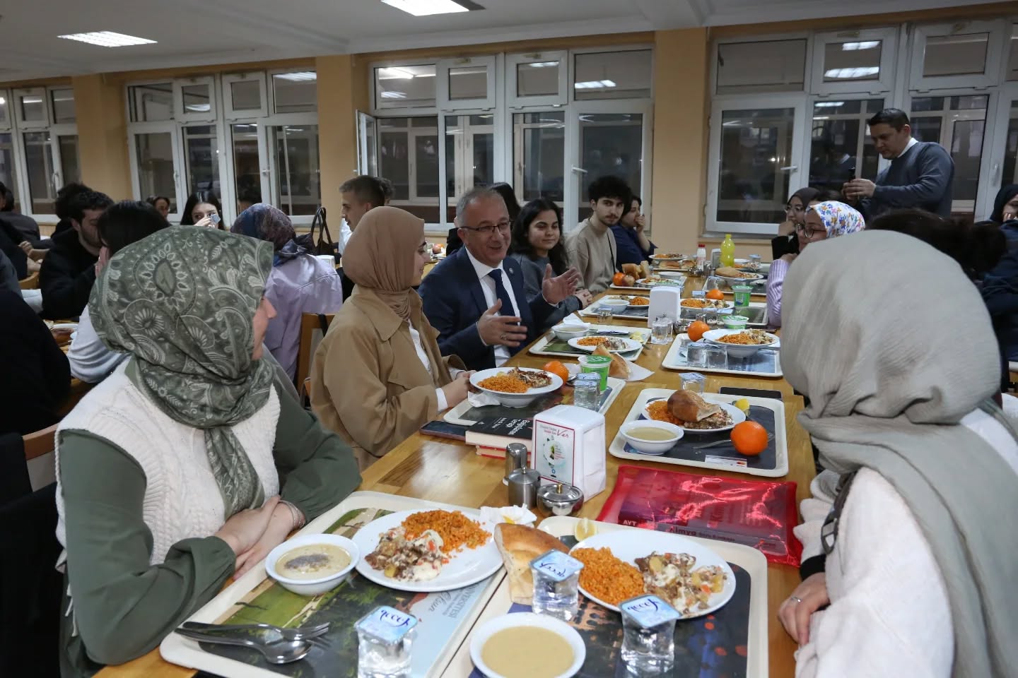 Gazi Üniversitesi Rektörü Prof. Dr. Uğur Ünal Öğrencilerle İftar Yaptı